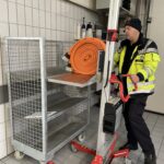 RS5312_PRONOMIC_mit Feuerwehr-Hebelift schweren Schlauch in gewünschter Höhe positionieren und lagern_lpr